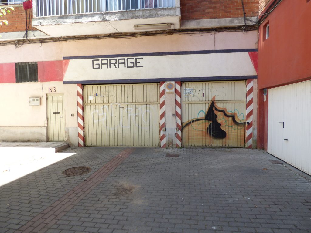 ¿Buscas una plaza de garaje económica para tener resguardado tu coche o tus motos?
Oliddreams Gestión Inmobiliaria tiene lo que buscas.
Plaza de garaje de 5 m de largo y 2,1 m de ancho, perfecto para un coche de tamaño medio o pequeño o para guardar tus motos, en la misma plaza del Azor con fácil acceso y puerta automática.
No lo dudes y ponte en contacto con nosotros para concertar una visita.